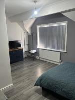 Zimmer mit Kingsize-Bett