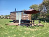 Under the Stars Shepherds Huts at Harbors Lake - Bed and Breakfast Newchurch