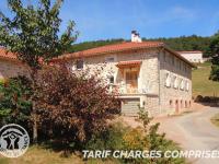 Gîte spacieux avec 6 chambres, cheminée et terrain de pétanque en pleine campagne - FR-1-496-65 - Bed and Breakfast