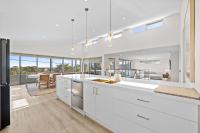 Silver Sands Sanctuary - 6BR Beachside Luxury - B&B Mandurah