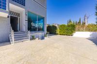 Bright Modern Apartment with Balcony Views Golem by PikHost - B&B Golem