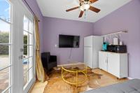 Cozy Backhouse Stay – Sleeps 2 Beverly Hills Adj - Bed and Breakfast Los Angeles