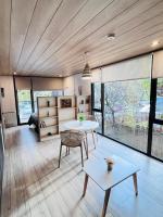 Luminoso y moderno monoambiente en el centro - B&B San Martín de los Andes