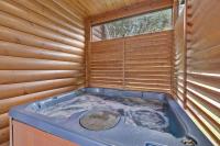 3 BDR Log Cabin in Cozy Resort with Private Hot Tub - B&B Gatlinburg
