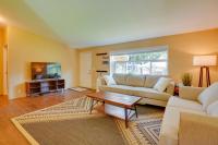 Lovely Detroit Home with Deck - Walk to Town! - Chambres d’hôtes Detroit