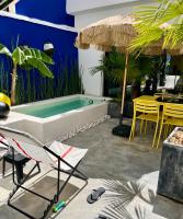 Maison avec bassin dans les remparts - B&B Aigues-Mortes