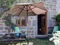 Maison en pierres, restaurée, 2 chambres, village pittoresque, proche nature, charges incluses, animaux OK - FR-1-496-43 - B&B