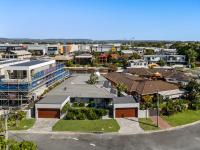 Lux Waterfront Villa with Magnesium Spa - The Goldie - B&B
