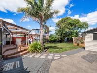 Beach House with Spacious Backyard in Papamoa - B&B Papamoa