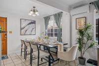 Entire Private House with Garage & Gated Yard, Near San Diego Gaslamp, Beach, 4 Bedrooms 2 Bathrooms, Available Now - Chambres d'hôtes National City
