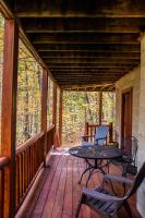 Creekwood Chalet - Hocking Hills with Hot Tub and Near Hiking - Chambres d'hôtes South Bloomingville
