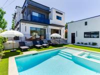 Charming Encino Retreat w/ Pool - Bed and Breakfast Los Angeles