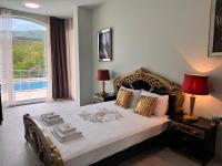 One-Bedroom Apartment with View