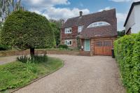 4-Bedroom Family Home with Garden, BBQ & Free Parking in Epping - Chambres d'hôtes Epping