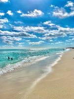 Coastal Serene Courtyard, Lush Garden, BBQ & Bar Cart- 1 Dollar rides to Beach- by Maven Vacation Rentals - Chambres d'hôtes Lake Worth Beach