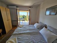 Apartamento de 1 dormitorio con balcón y vistas al mar
