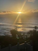 Modern and Stylish beach pad with Stunning Ocean View - B&B