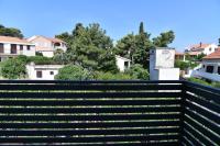 Apartments Mandalena with terrace, 1 min walk to the beach - Chambres d'hôtes Supetar