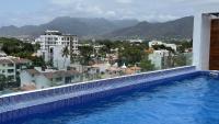 15 Minute Walk to Beach KING Bed Rooftop Pool - B&B
