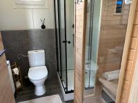 rishko resort - Lake View - free Parking - 24hr Self chceck-in - Serviced Apartment Premium by Hotelstars Union - B&B Holčíkovce