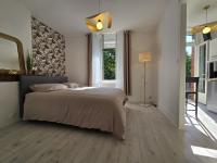 Charmant appartement chambre, cuisine et salle de bain avec balcon sur Jardin Massey - Ferienwohnung