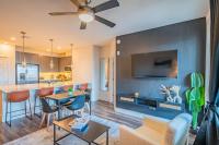 Stunning 2BR Kierland Common, TPC Golf, Pool, Gym, W-D - Bed and Breakfast