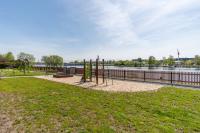 Family apartment near river, big balcony, free parking - B&B Pärnu