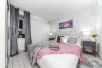 Classic One-Bedroom Apartment with King Bed