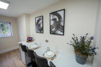 Cosy,Modern 2 Bedrooms Apartment with Garden Close to Centre,Seafront, Hospital, Free Parking - Chambres d'hôtes Eastbourne