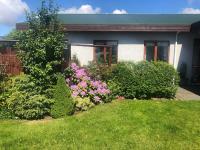 Charming Private Home with Hot Tub and Esja Mountain View - B&B Mosfellsbaer