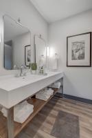 6 Min to Broadway - Gym Rooftop Sleeps 8 - B&B Nashville