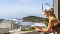 Little Palms - Oceanfront Escape Overlooking Yambas Iconic Convent Beach - Holiday Yamba - B&B Yamba