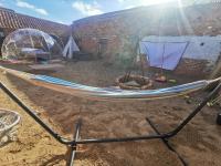 Beachlife Dome with Hut & Hot Tub in Private Courtyard - Bed and Breakfast Snelland