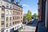 Newly Renovated 2BR with Balcony - Chambres d’hôtes