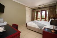 Suite con cama extragrande y vistas a la piscina
