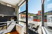 Spacious Top-Floor Apartment with View and Private Balcony - B&B Bergen