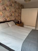 KIng sized bed and private bathroom - Chambres d'hôtes Southbourne