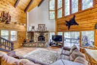Resting Bear Lodge by Tahoe Getaways - Pet Friendly w Foosball and HOA Amenities - Chambres d'hôtes Truckee