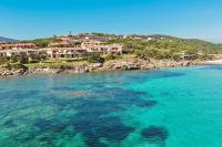 Luxury Seafront Apartment - Beach Access - Parking & WiFi - by Coral Property - B&B Porto Cervo