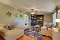 Noteworthy Cabin Grill, Walk to Beaver Lake! - Chambres d’hôtes Rogers