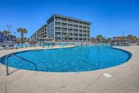 Walk to Myrtle Beach Family Condo with Balcony - Chambres d’hôtes Myrtle Beach