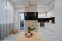 Modern 2-BR Balcony-View Apartment with Coffee Station and more - GrandStay - Chambres d’hôtes