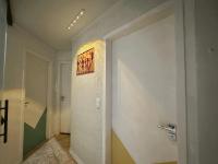 Zimmer mit Queensize-Bett und Balkon