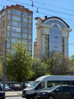 RentNow Cozy Central Apartment Lev Tolstoi 43b with Balcony - Chambres d’hôtes Chişinău