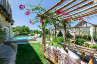 Habitación con cama extragrande y vistas a la piscina