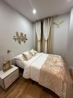 Chambre Lit Queen-Size avec Salle de Bains Commune