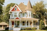 Charming Historic Upper | Walk to Downtown, Lakes - Bed and Breakfast Oconomowoc