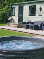 Silver Birch Nabb Lane Woods Hot tub near Alton Towers - Chambres d'hôtes Combridge