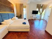 Zimmer mit Queensize-Bett und Balkon
