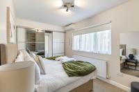 3 Min to Tube Station, Spacious Modern Home Sleeps 12 Adults London - B&B Londra